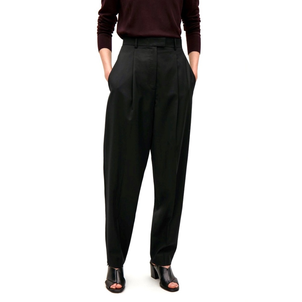 COS - Lightweight wool tapered trousers in Black
Size - 4 - Brand New